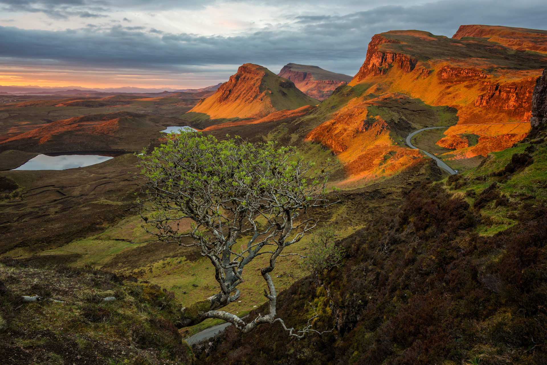 sunrise in the scottish highlands of the quiraing MPUJ5CB