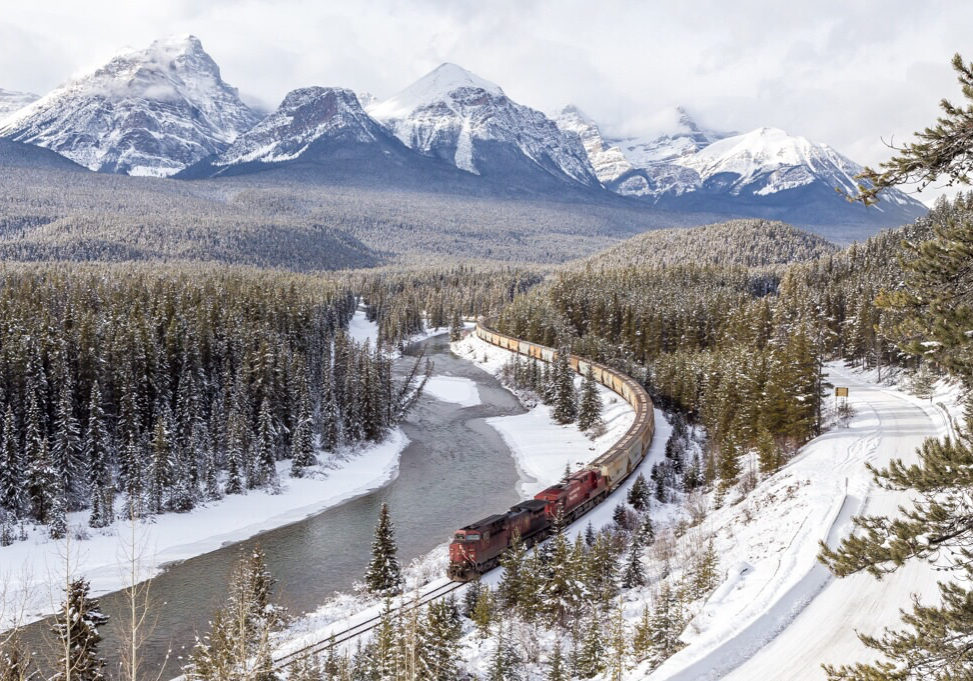 a-canadian-pacific-train-travels-east-passed-world-famous-morants-curve-near-lake-louise-alberta_t20_6y84rO